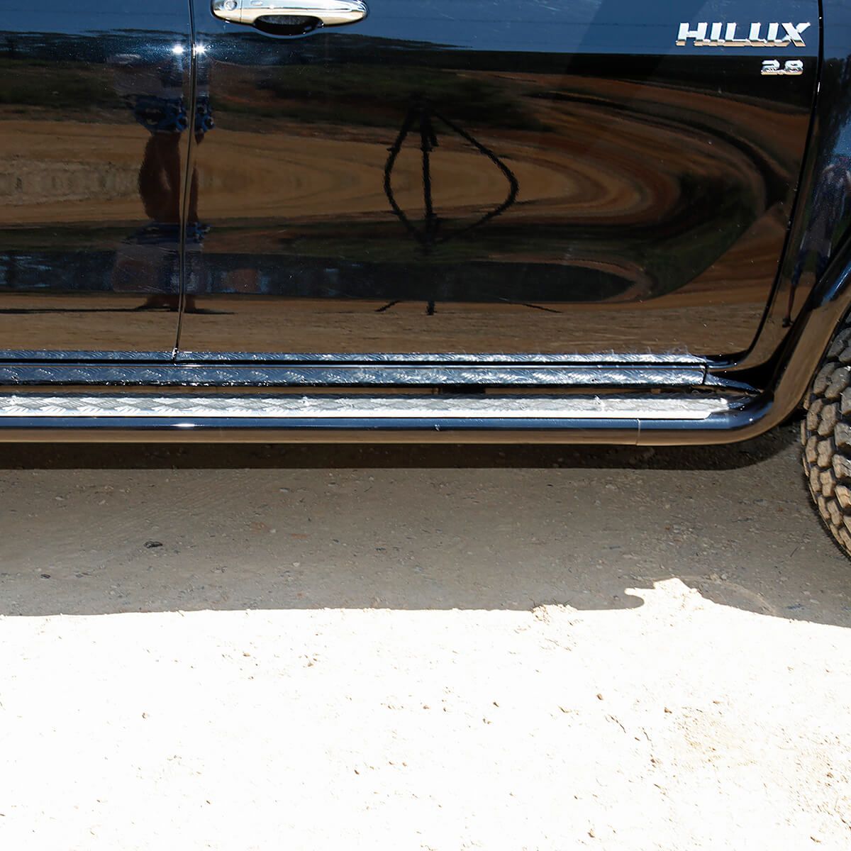 Bệ bước TJM  Moludar Side Protetion Step ống cỡ 63 Đen dành cho Hilux